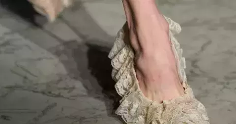 Nejstylovější nohy světa? Zdobí je boty vypadající jako spodní prádlo