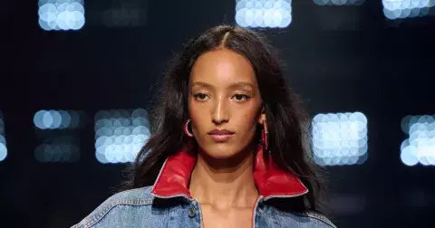 Denim v 6 podzimních podobách: šaty, patchwork i utility kapsáče