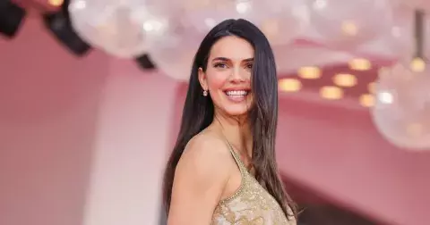 Nejkrásnější róby Benátek 2026: Kendall, Vittoria i Amal