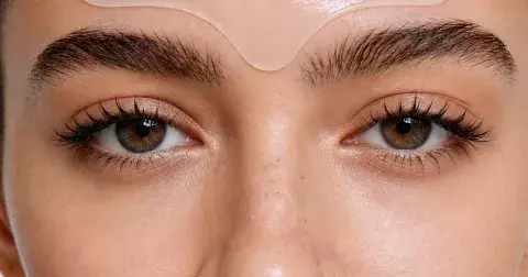 7 wrinkle patches, které pomáhají udržet vrásky na čele pod kontrolou