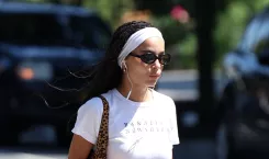 Zoe Kravitz na procházce slunným New Yorkem